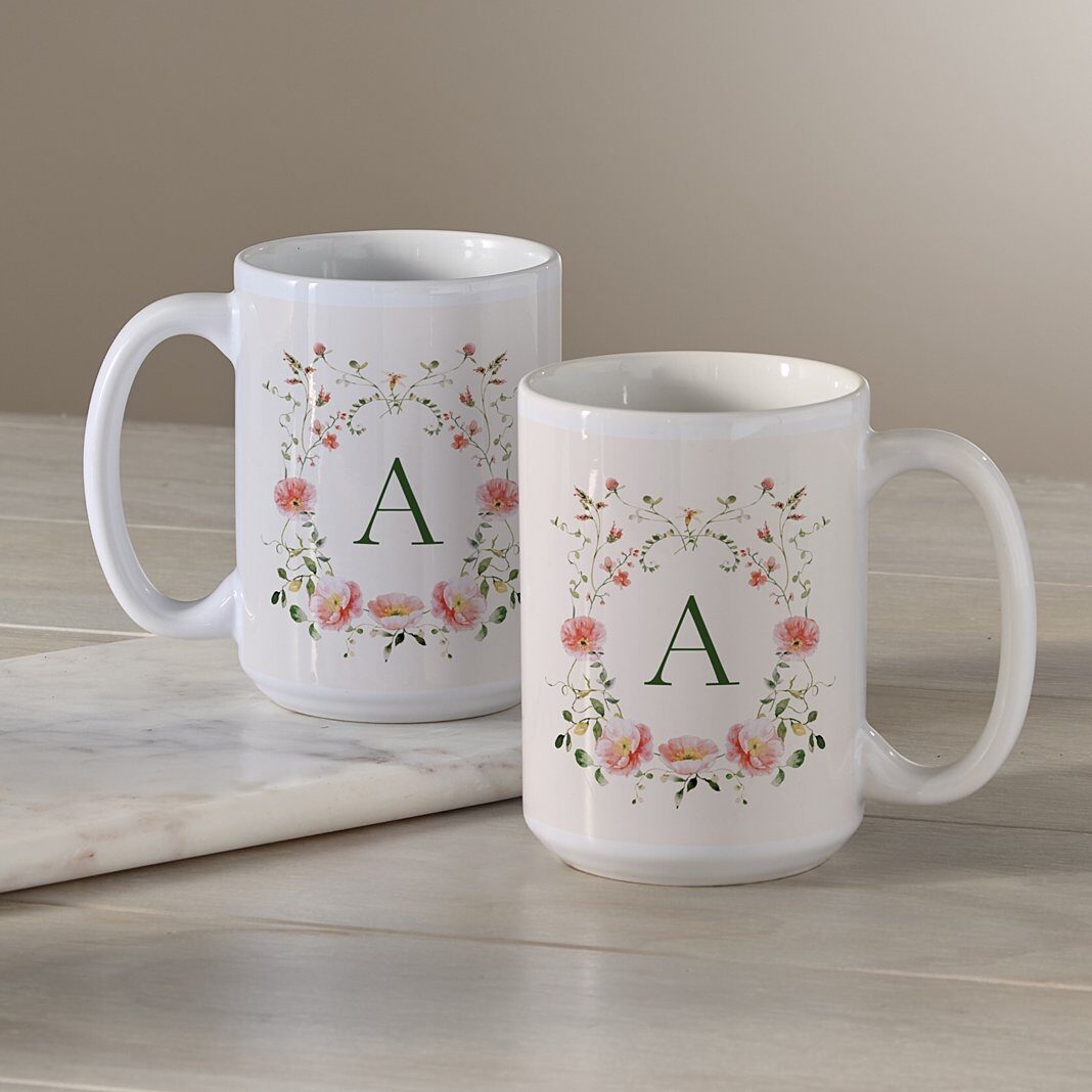 Taza con monograma floral delicado