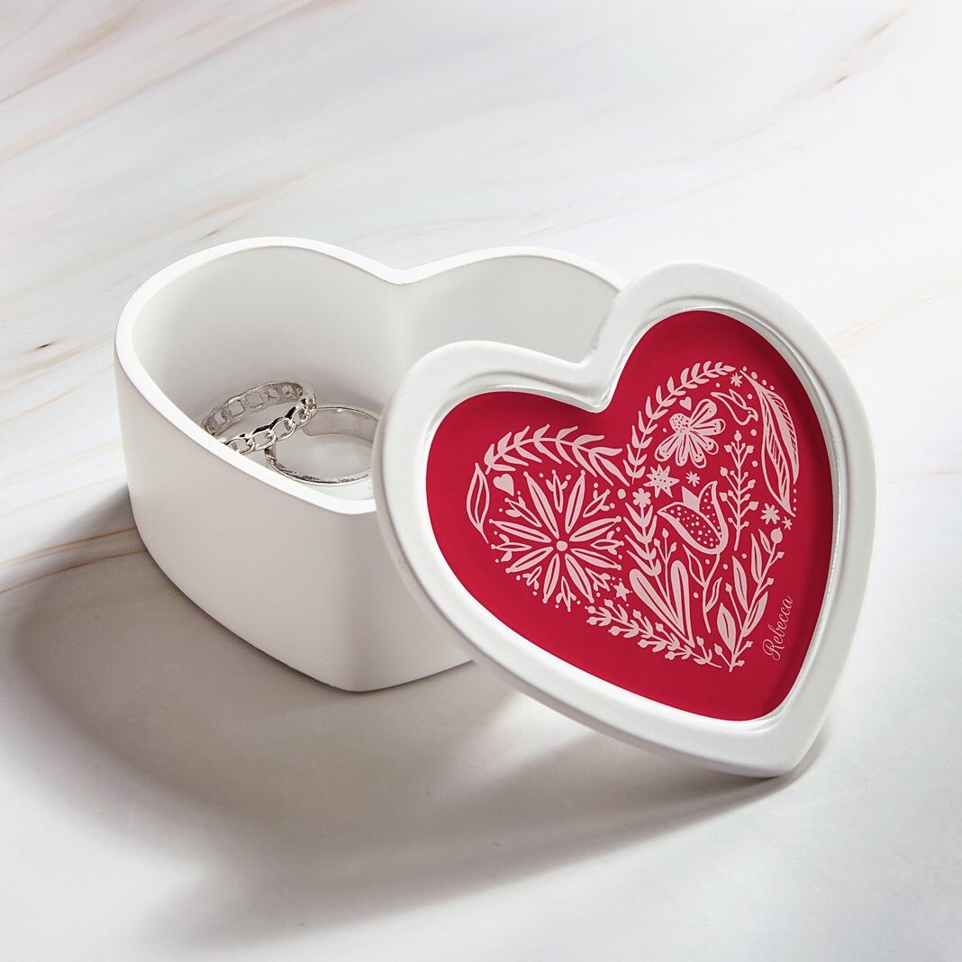 Caja de recuerdos con forma de corazón y flores blancas