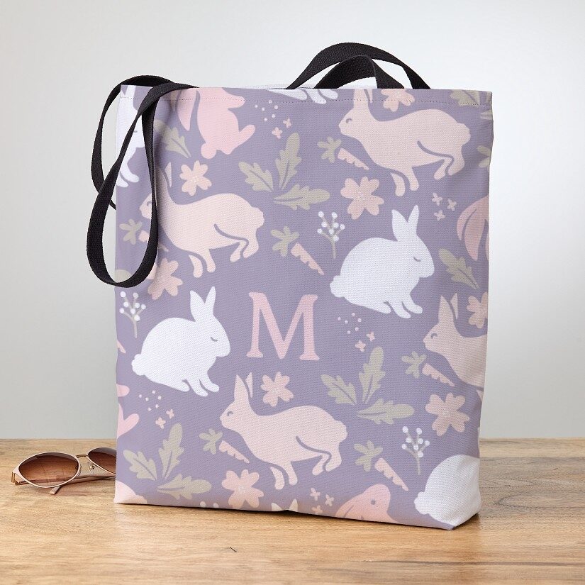 Bolso tote con inicial de conejitos florales