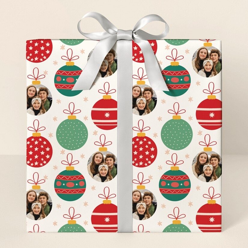 Papel de regalo con adornos estampados