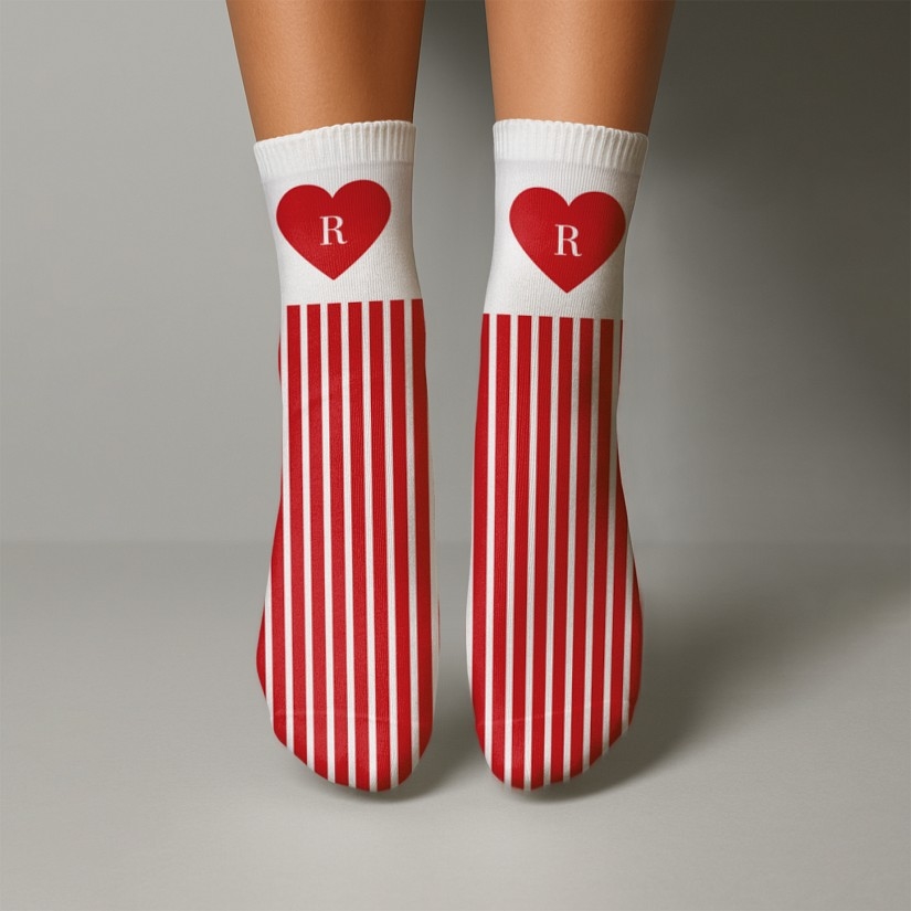 Calcetines con iniciales y rayas en forma de corazón