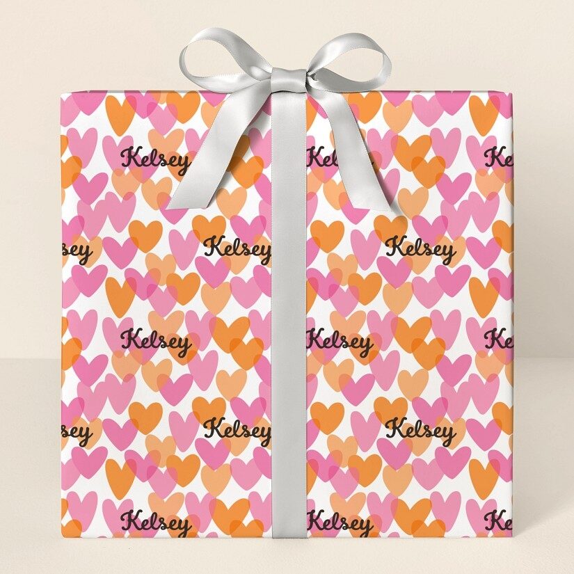 Papel de regalo con corazones sobre corazones