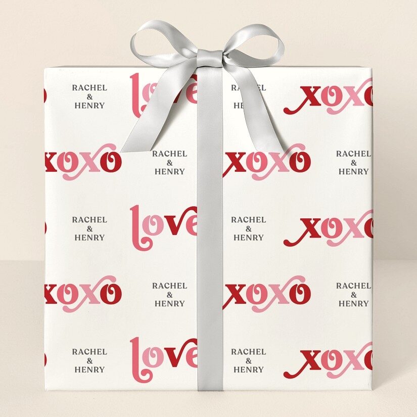 Papel de regalo con la frase "Amor y besos"