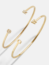 Pulsera tipo brazalete personalizada de oro de 18 quilates con doble inicial