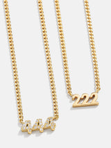 Collar con placa personalizada con número de ángel en oro de 18 quilates