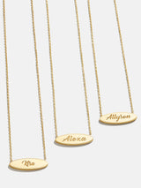 Collar ovalado personalizable de oro de 18 quilates con grabado personalizado