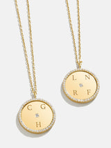 Collar clásico con medallón personalizado de oro de 18 quilates