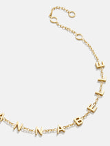 Mini pulsera con nombre personalizado en oro de 18 quilates con letras espaciadas