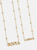 Collar con placa personalizada Yasmine en oro de 18 quilates