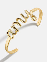 Pulsera tipo brazalete con placa de nombre personalizada en oro de 18 quilates