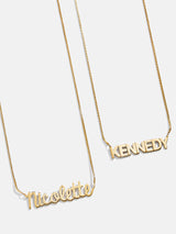 Collar con placa identificativa personalizada y cadena de oro de 18 quilates.