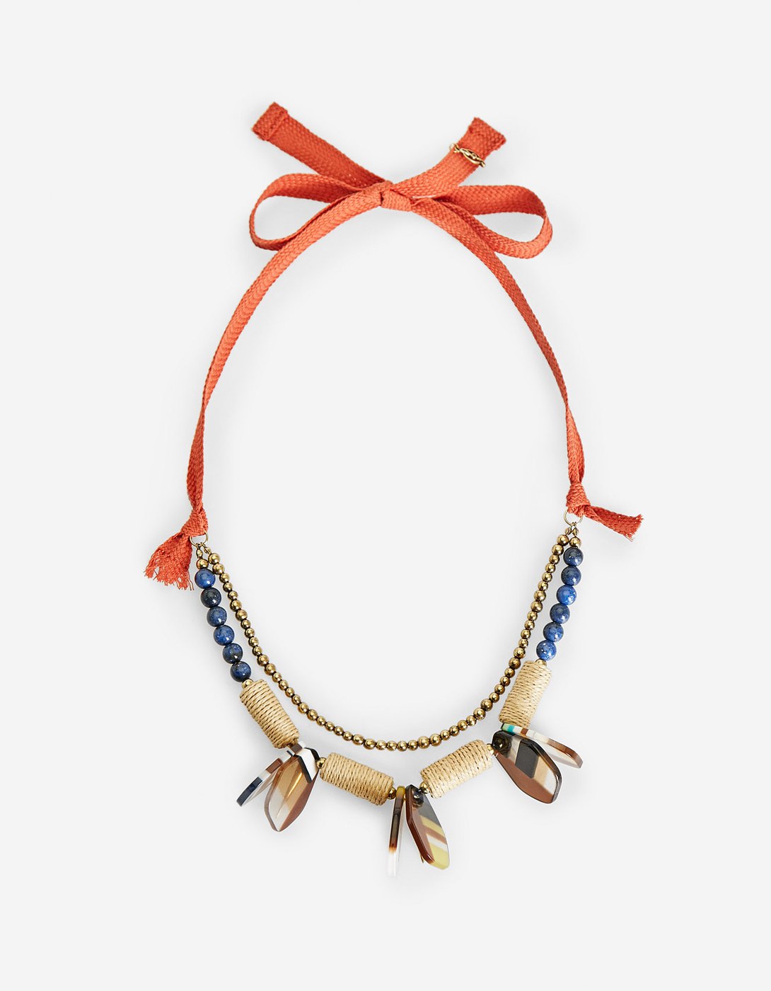 Collar tribal con encantos de acrílico