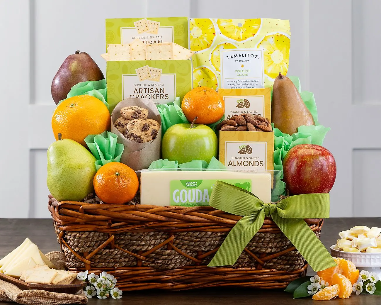 Cesta de regalo de lujo con frutas y productos favoritos