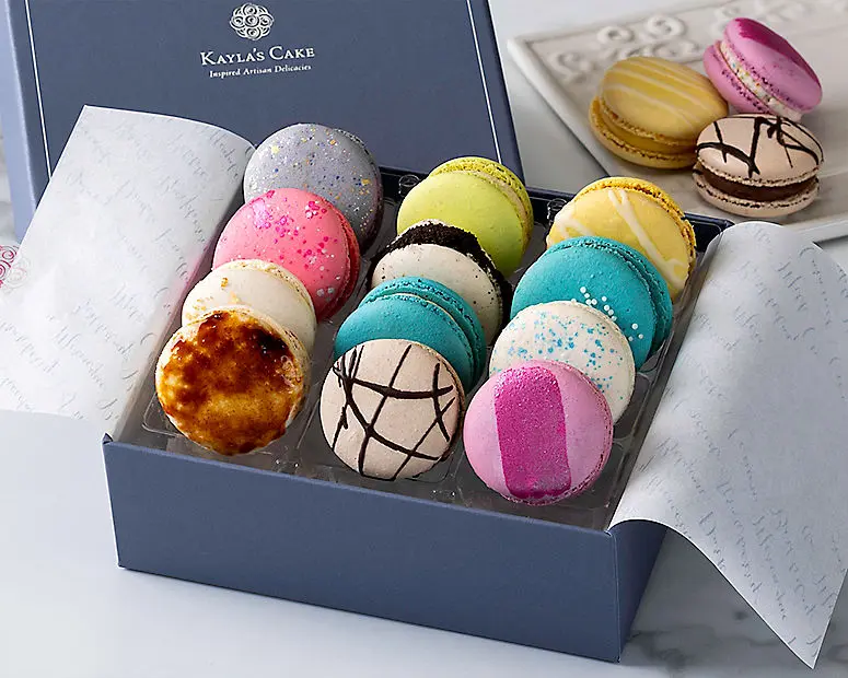 Caja premium de 12 macarons de Kayla's Bakery