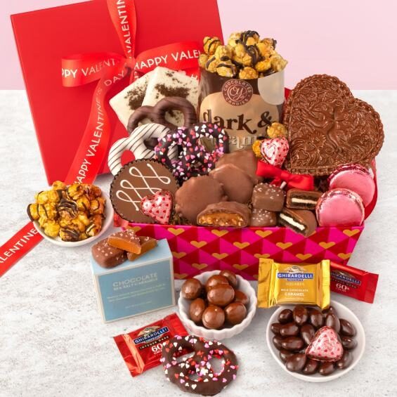 Cesta de regalo con surtido de chocolates de San Valentín