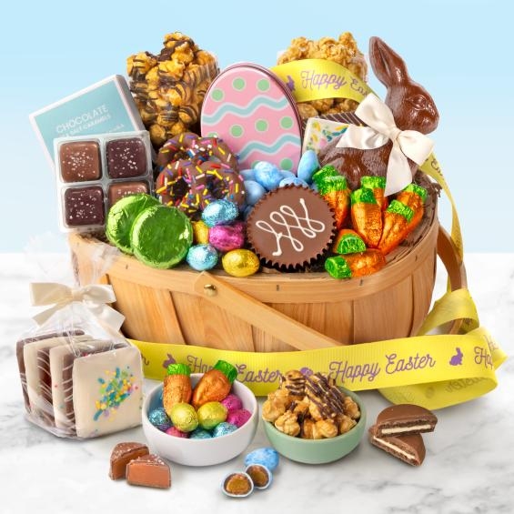Cesta de regalo de Pascua con chocolate y felicidad