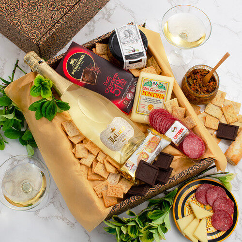 Caja de regalo con vino espumoso italiano sin alcohol y antipasto.