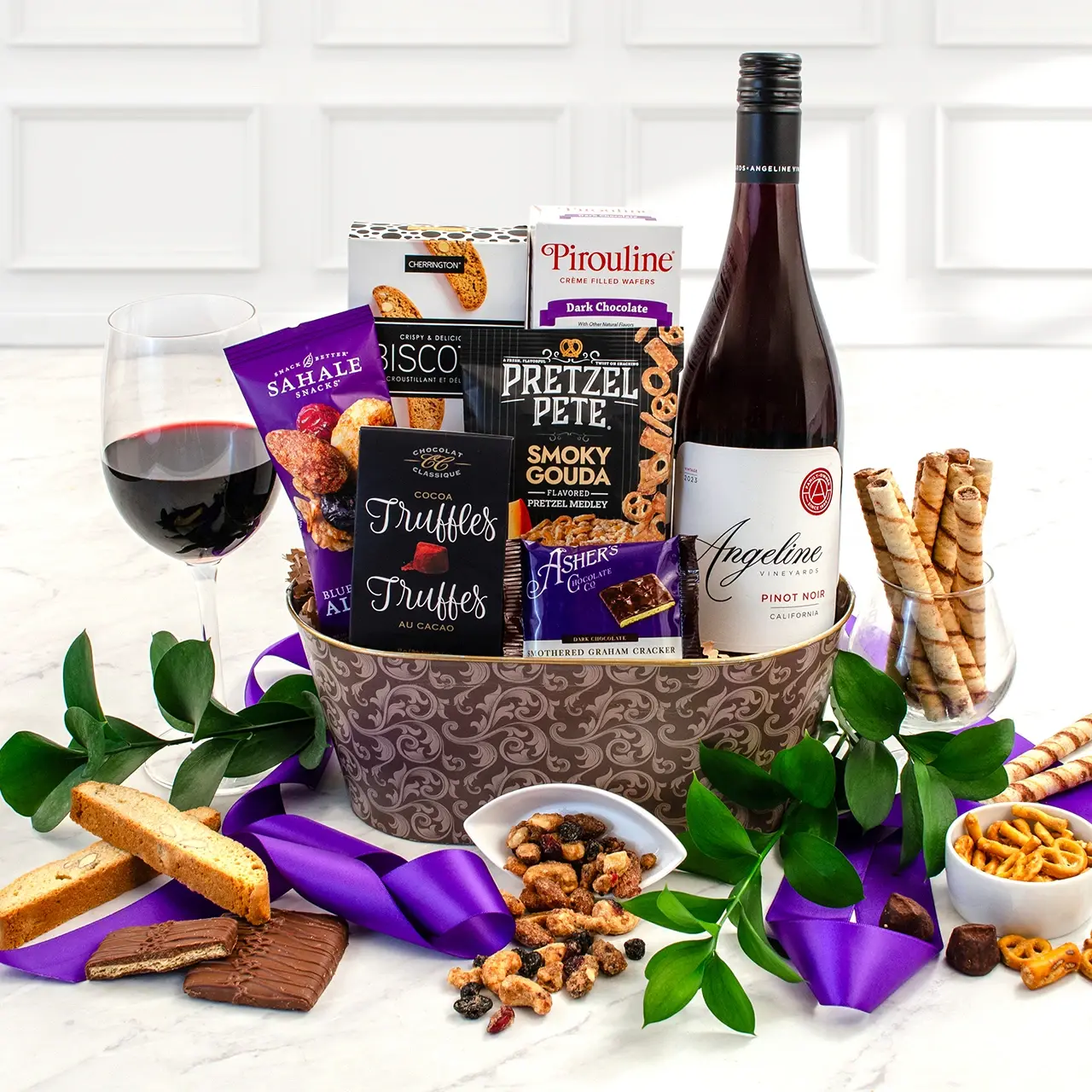 Cesta de regalo de chocolate y cabernet