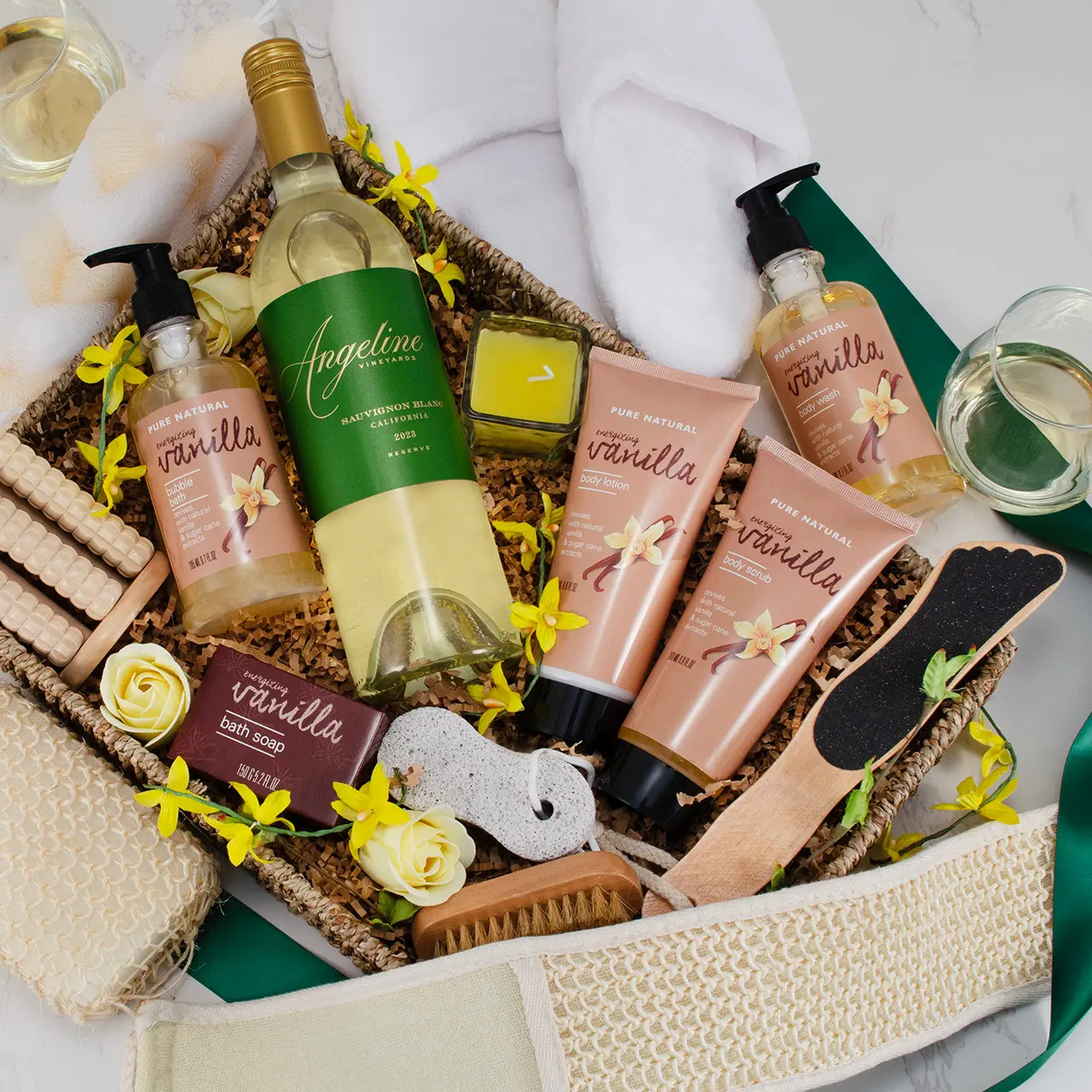 Cesta de regalo con artículos esenciales para un spa en casa y vino blanco.