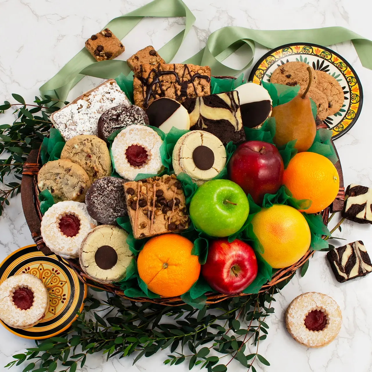 Selección de dulces y cesta de regalo de fruta fresca
