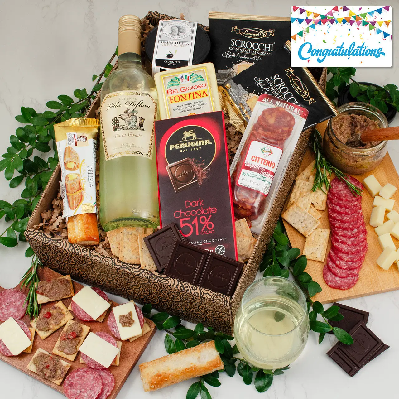 Caja de regalo de vino blanco italiano y antipasto Mangia Con Gusto: felicitaciones