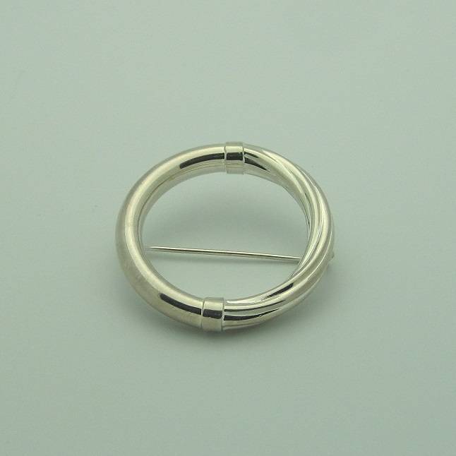 Broche liso y acanalado de plata de ley