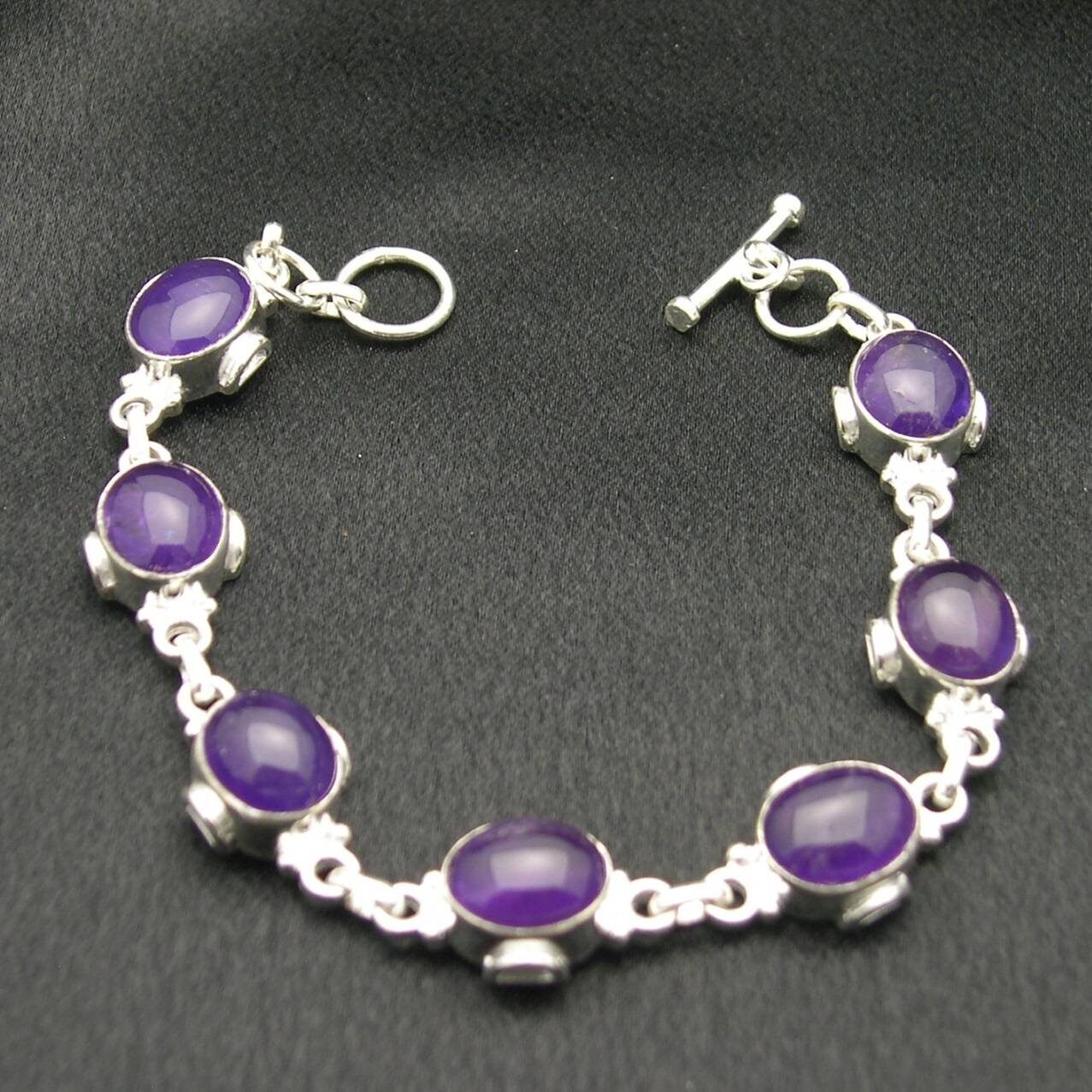 Pulsera de plata de ley y cabujón de amatista púrpura, elaborada por un artista.
