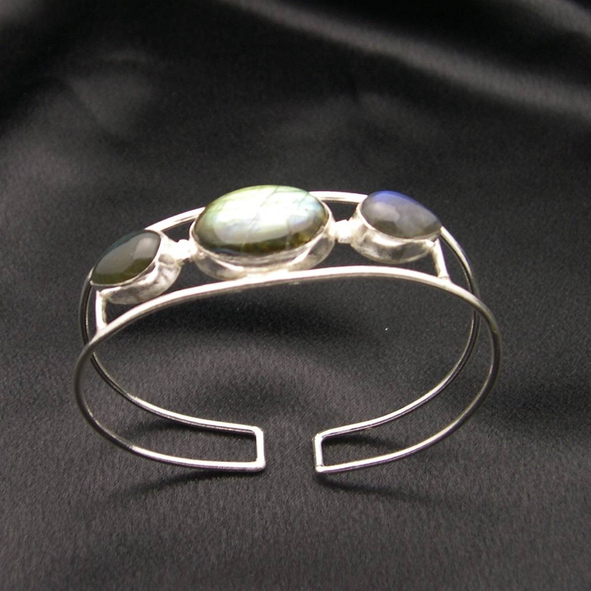 Pulsera ajustable de plata de ley y labradorita, elaborada por un artista.