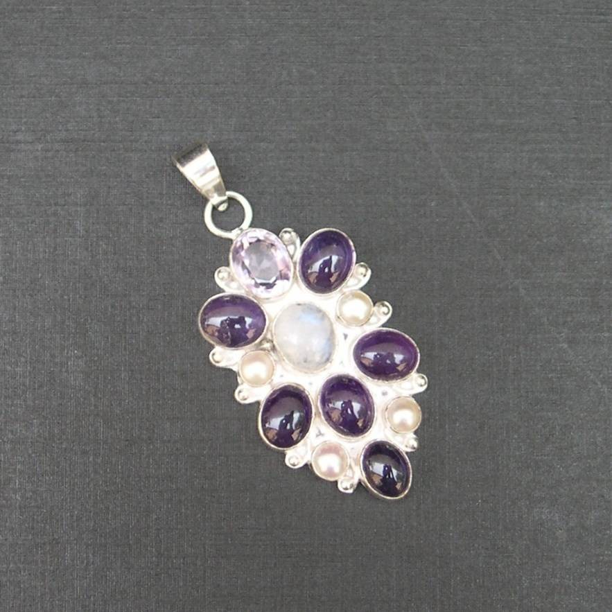 Colgante de plata de ley y perla amatista, elaborado por un artista.