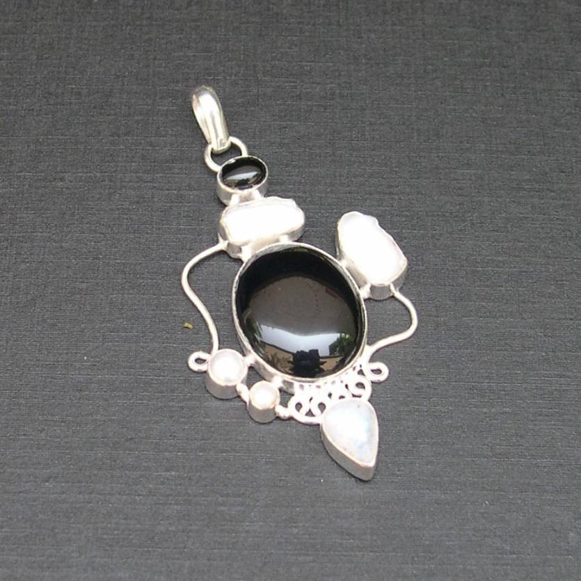 Colgante de plata de ley y ónix negro, elaborado por un artista.