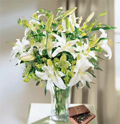 Buenos deseos (6 Lily Stems + Chocolatesus)