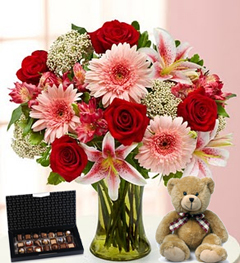 Encantador (12 Rosas + 6 Gerbera Daises + 2 Liliumus)