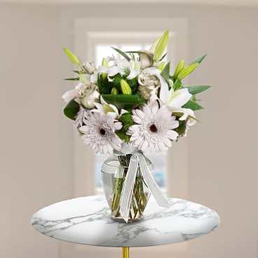 Moments of Love (1 Lily + 2 Roses + 4 Gerberas)