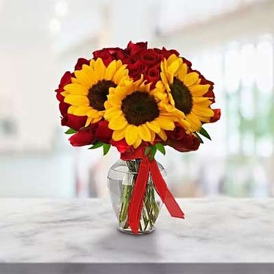 Radiante (18 rosas + 3 girasoles)