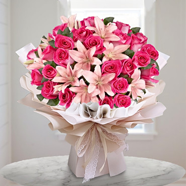 Dos corazones (12 rosas + 3 tallos de lirio)