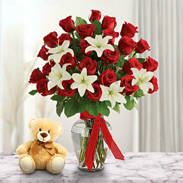 Flores de la pasión (12 rosas + 3 tallos de lirio + oso de peluche)