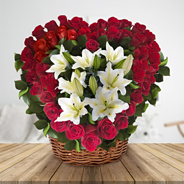Amor del corazón (15 rosas + 2 tallos de lirios)