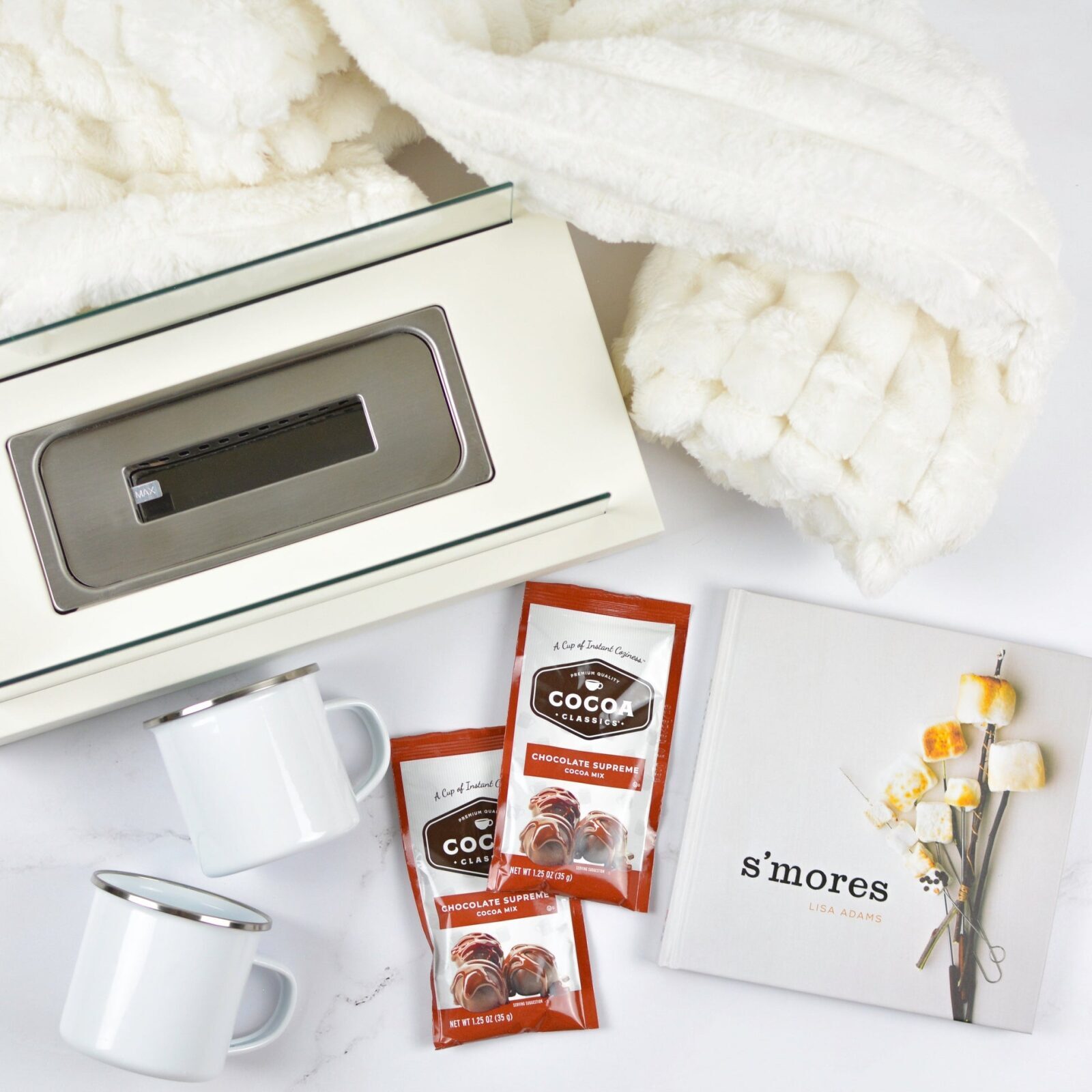 Set de regalo para preparar s'mores y chocolate caliente junto a la chimenea.