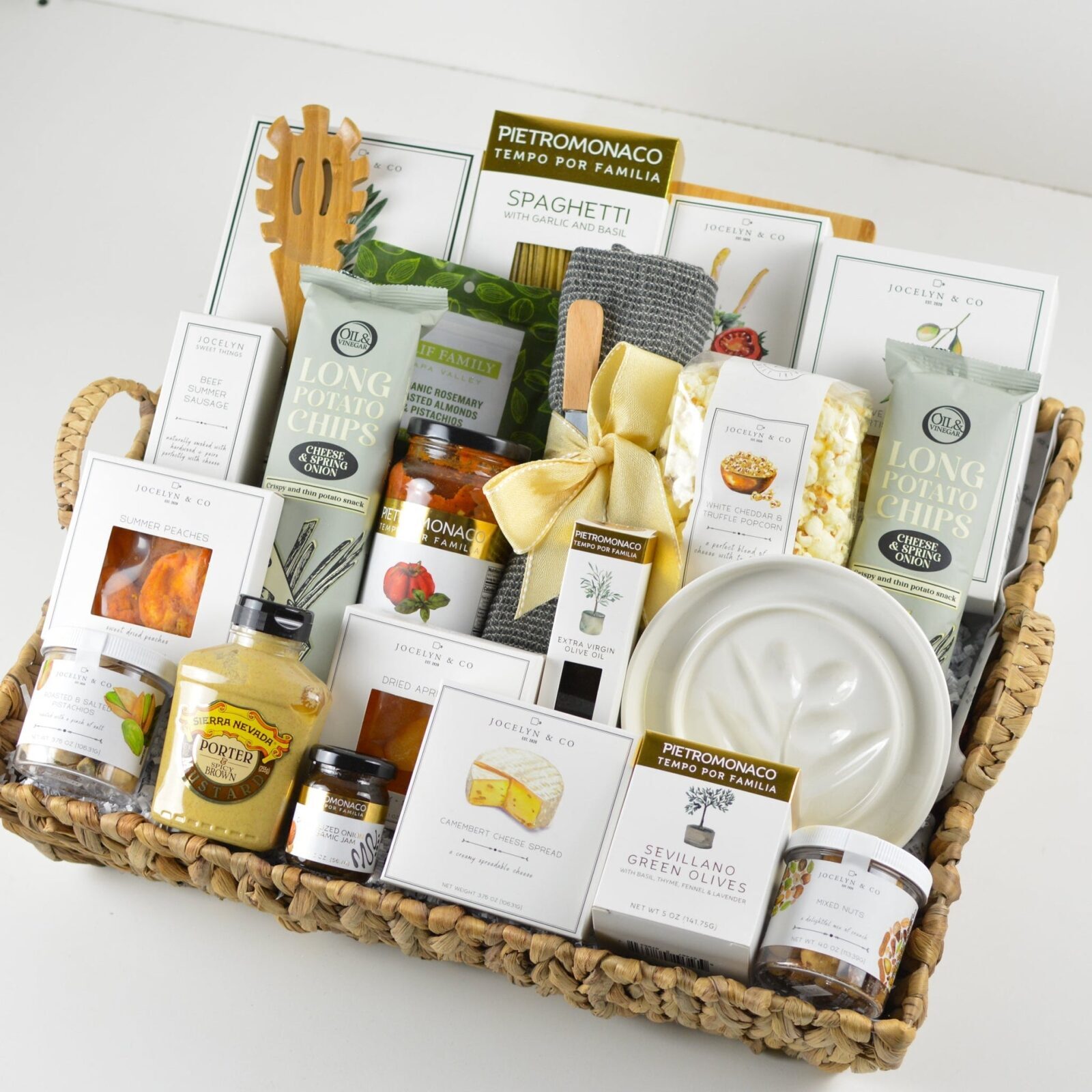 Una abundante cesta de regalo gourmet grande
