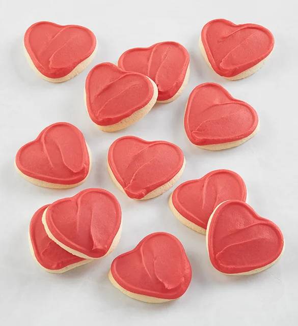 Caja de galletas de azúcar con forma de corazón glaseadas con crema de mantequilla roja