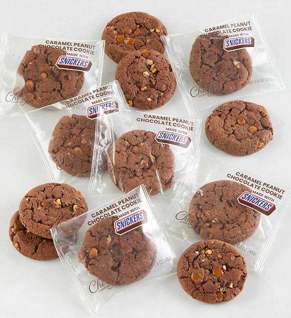 Galletas de chocolate con caramelo y cacahuete hechas con la caja de sabores SNICKERS®
