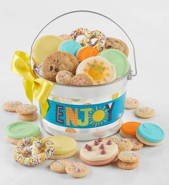 Disfrute de la cesta de regalo surtida con dulces.