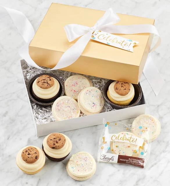 Cupcakes y galletas de celebración con glaseado de crema de mantequilla