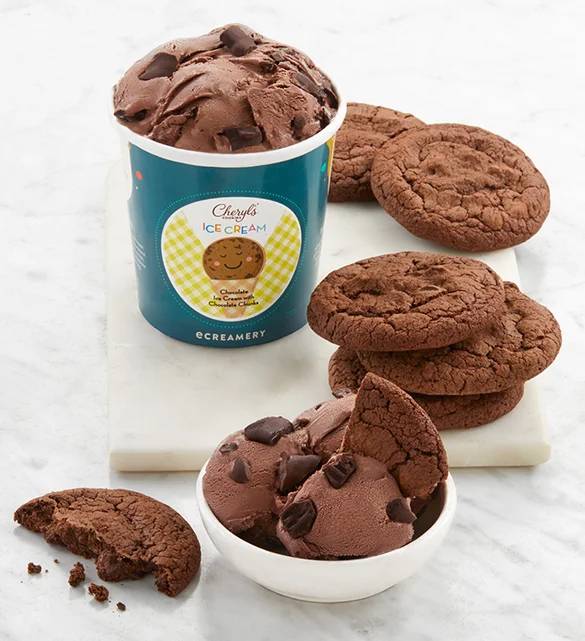 Helado con trozos de chocolate y galletas