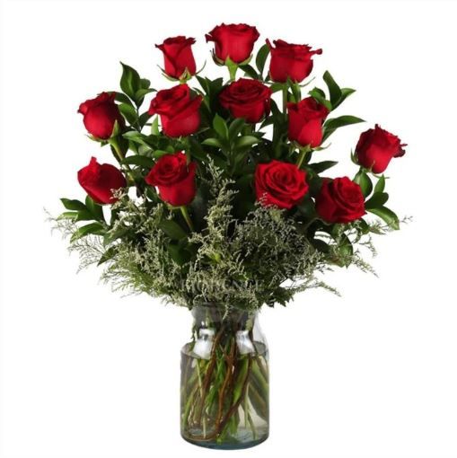 12 rosas en un jarrón de cristal