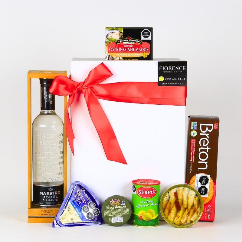 Regalo gourmet con tequila y variedad de productos.