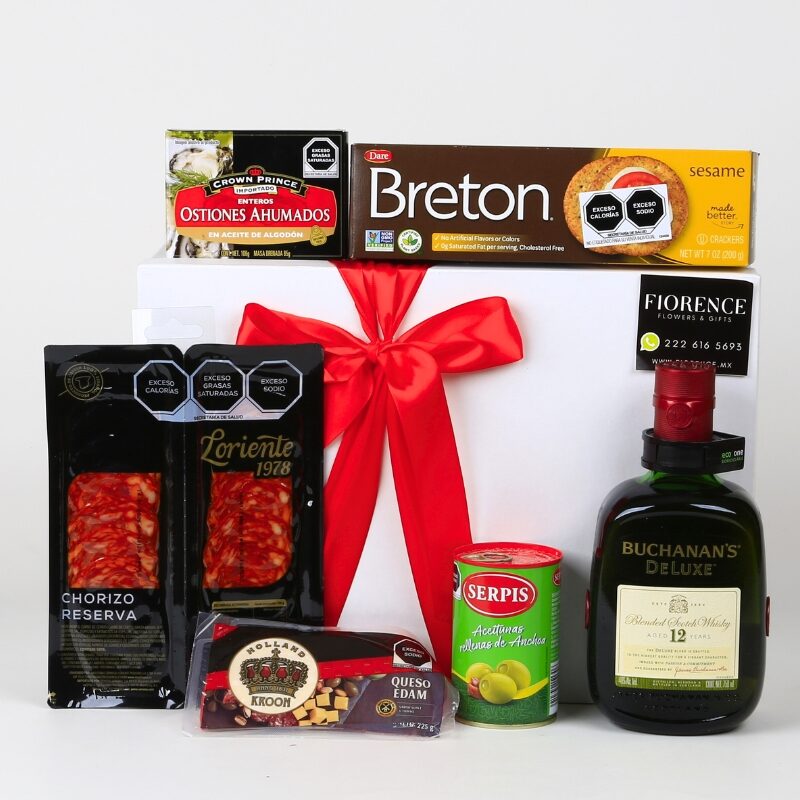 Caja de regalo con whisky y aperitivos gourmet.