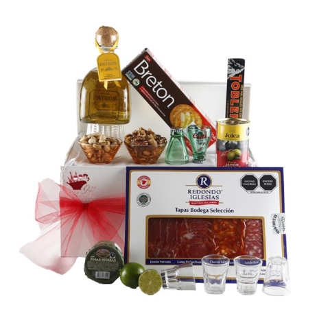 Regalo especial con Tequila Añejo Patrón, Charcutería, Snacks y Más