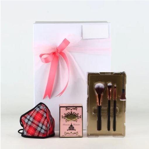 Set de belleza "Elegancia parisina": Perfume de lujo y brochas profesionales.