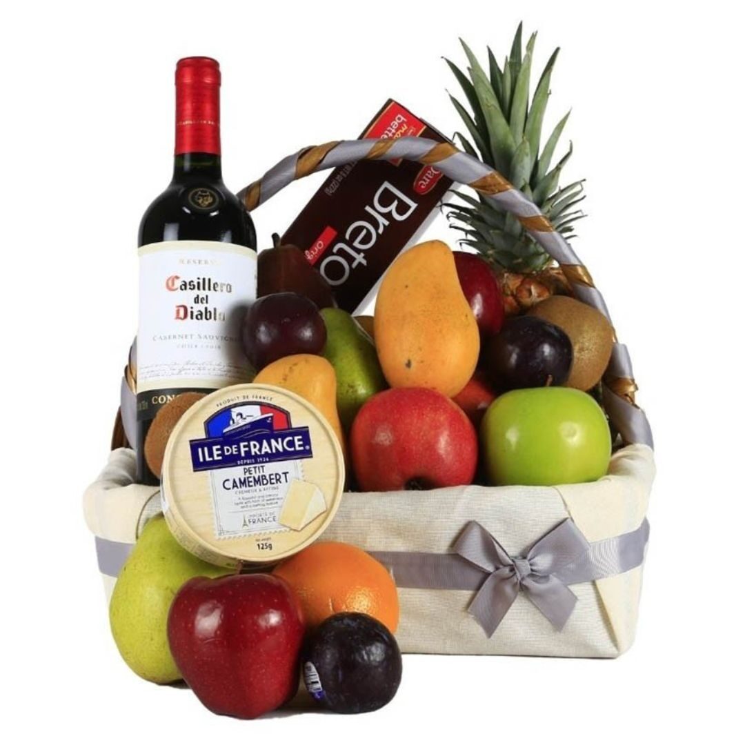 Cesta de regalo con vino y fruta
